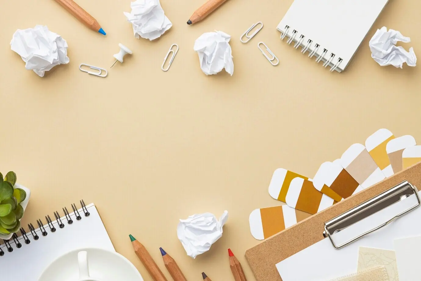 Draufsicht auf ein Notizbuch zur Hausrenovierung mit Buntstiften und Platz für Text.