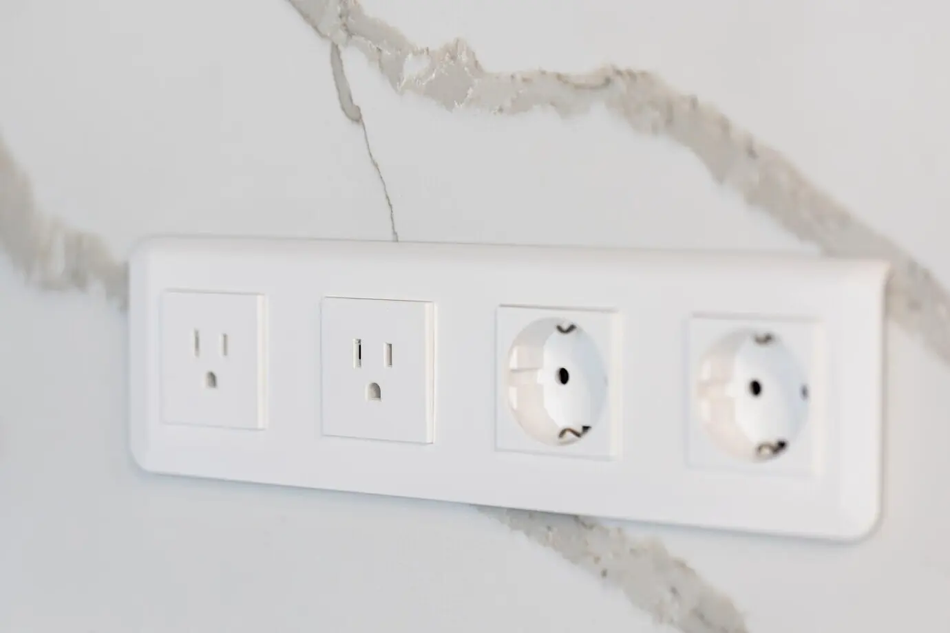 Universalsteckdosen in modernem Interieur mit Marmorwanddesign